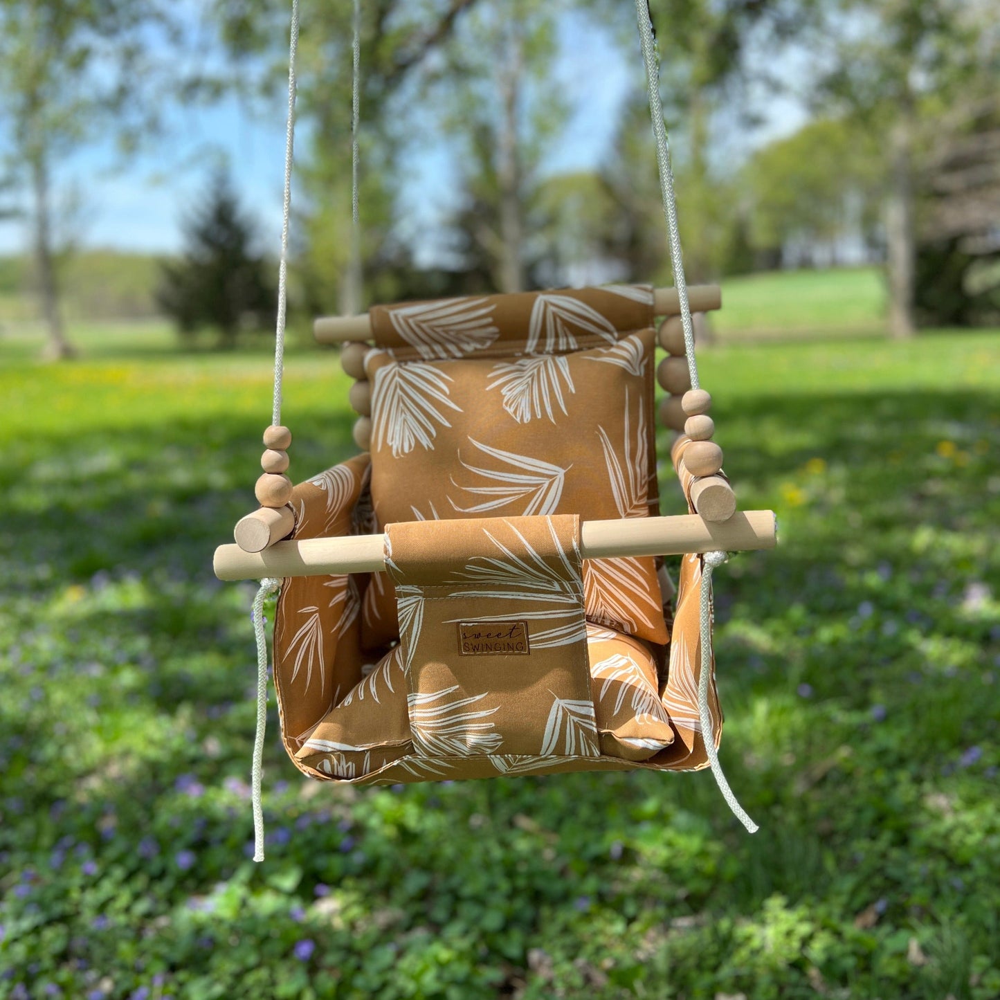 Sweet Swinging Outdoor Nutmeg Leaf