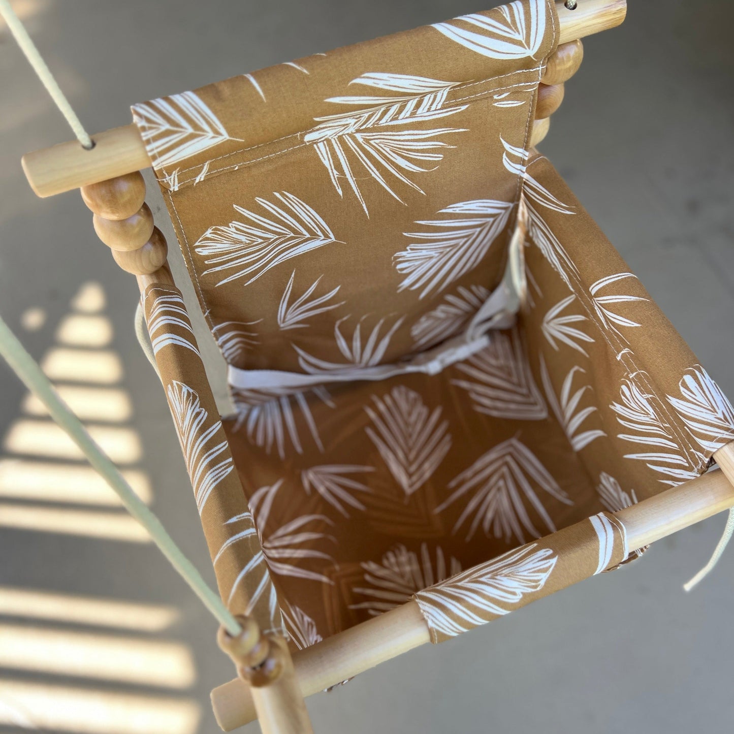 Sweet Swinging Outdoor Nutmeg Leaf