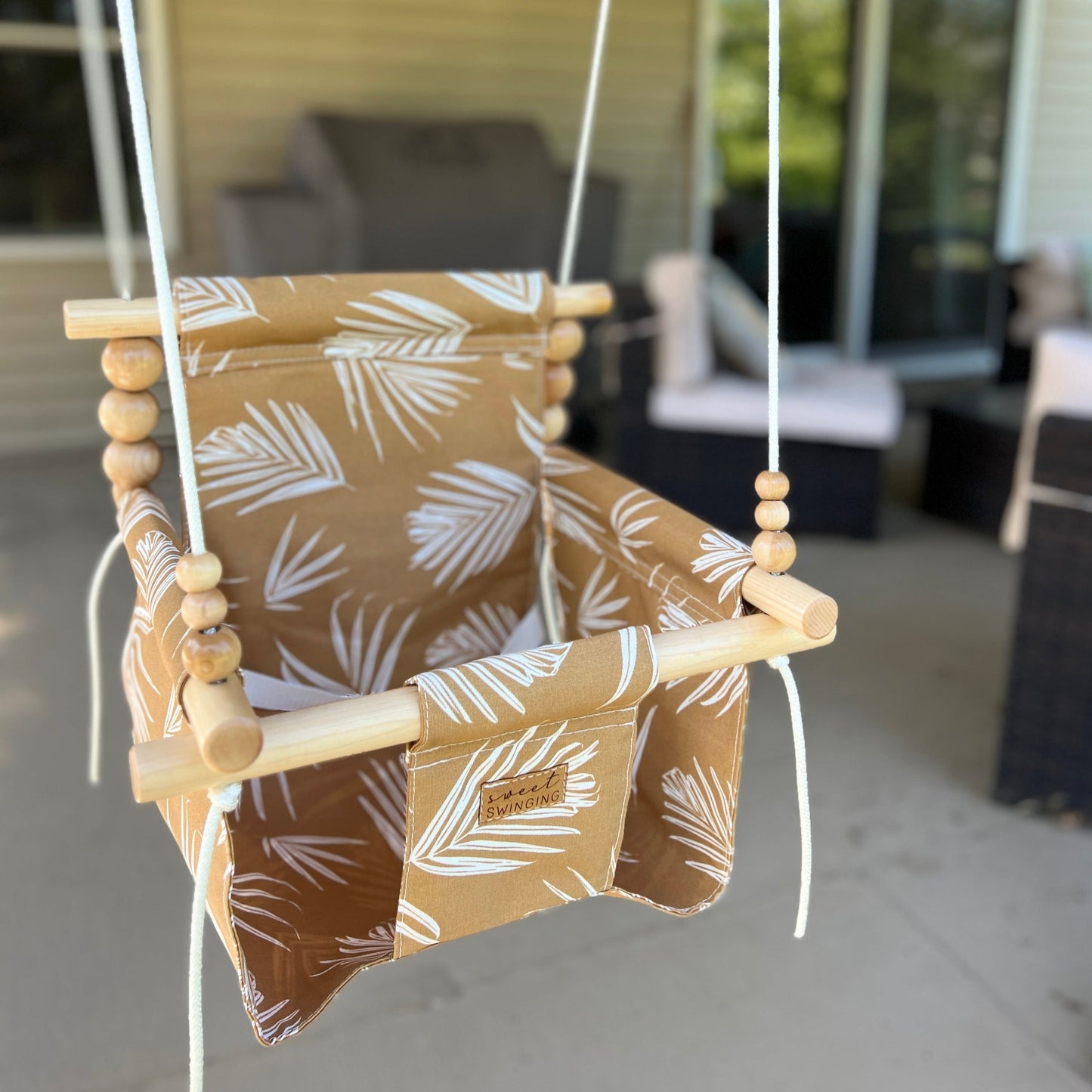 Sweet Swinging Outdoor Nutmeg Leaf