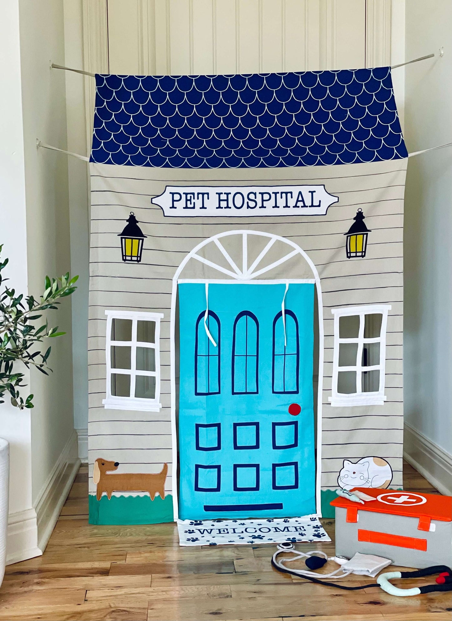 Role Play Kids Pet Hospital Doorway Storefront with Vet's Kit