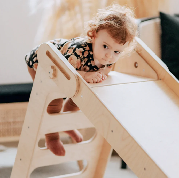 Kinderhuis Isla 2-in-1 Wooden Slide with Art Easel